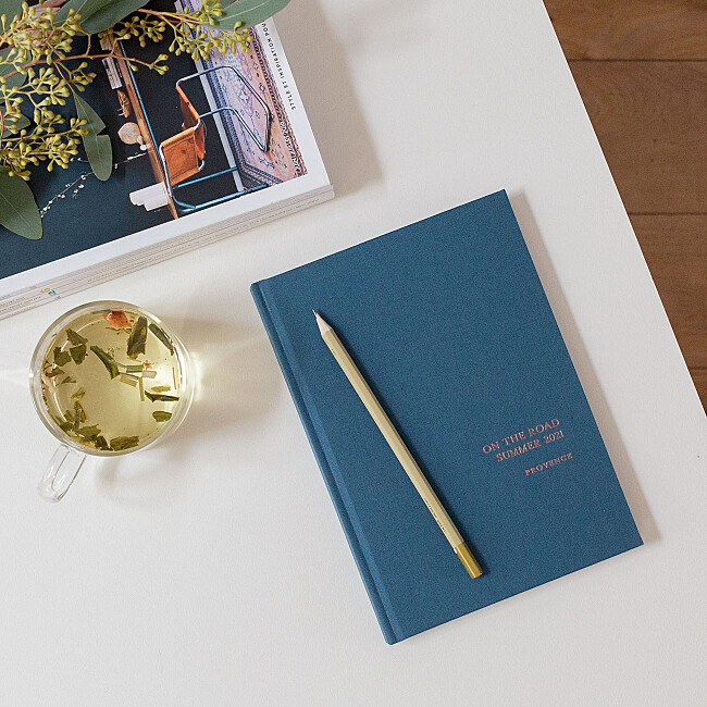 Carnet tissu avec dorure posé sur un bureau Carnet tissu avec dorure posé sur un bureau