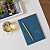 Carnet tissu avec dorure posé sur un bureau Carnet tissu avec dorure posé sur un bureau